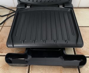 George Foreman 25030-56 Sandwichmaker Anbringen der Auffangschale zum Grillen