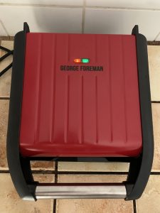 George Foreman 25030-56 Sandwichmaker betriebsbereit mit roter und grüner Leuchte