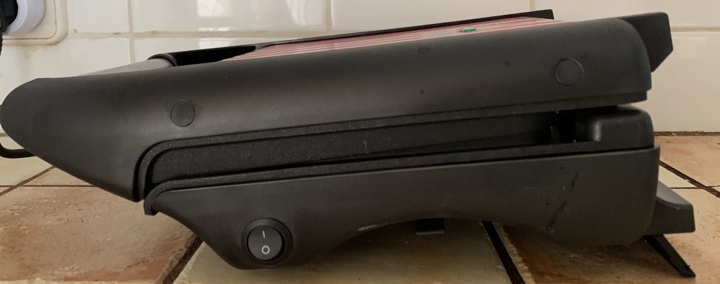 George Foreman 25030-56 Sandwichmaker in Schrägstellung mit ausgeklapptem rückseitigem Fuß