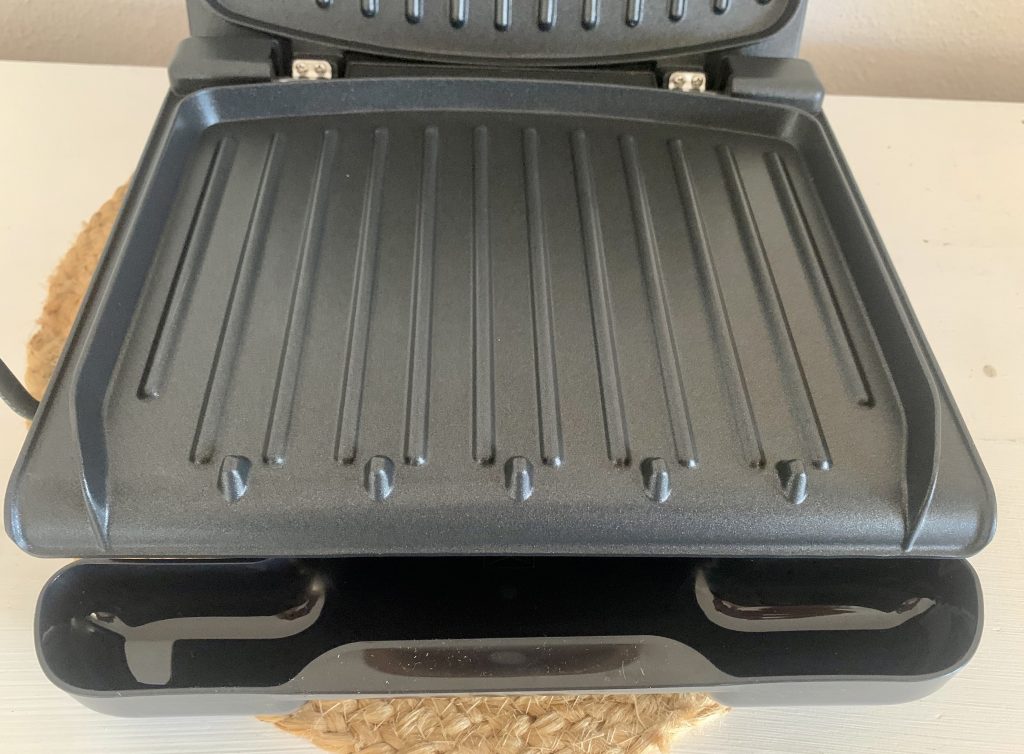 George Foreman 25030-56 Sandwichmaker mit eingesetzter Auffangschale