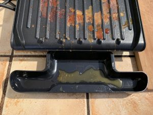 George Foreman 25030-56 Sandwichmaker nach dem Grillen mit Fett in der Auffangschale