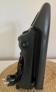 George Foreman 25030-56 Sandwichmaker von der Seite in senkrechter Position mit aufgewickeltem Kabel