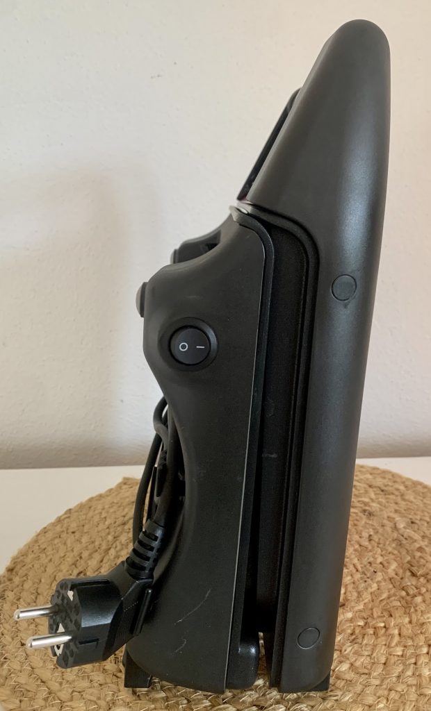 George Foreman 25030-56 Sandwichmaker von der Seite in senkrechter Position mit aufgewickeltem Kabel