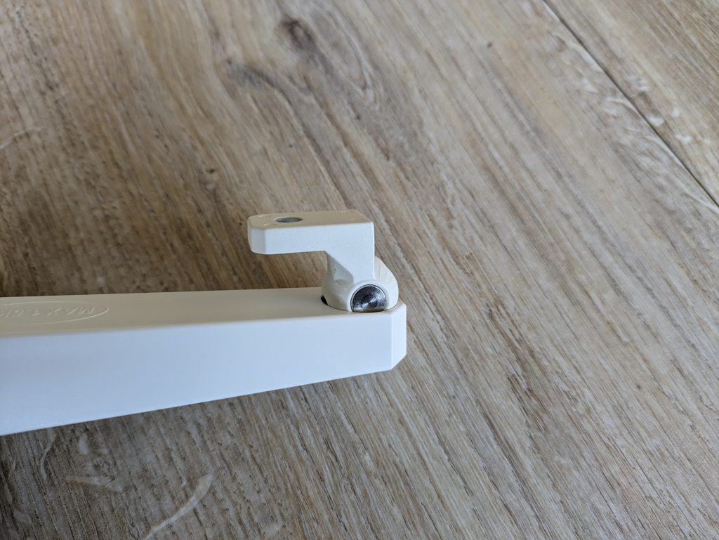 Halterung der Reolink Duo 3 PoE M81L Überwachungskamera von der Seite
