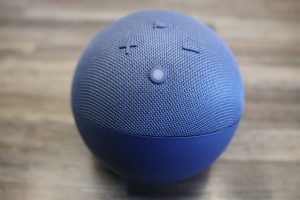 Amazon Echo Dot 5 Lautsprecher Ansicht mit Knöpfen