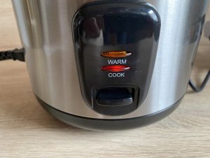 Suntec RKO-9974 Thùy-Denise Reiskocher beim Kochen