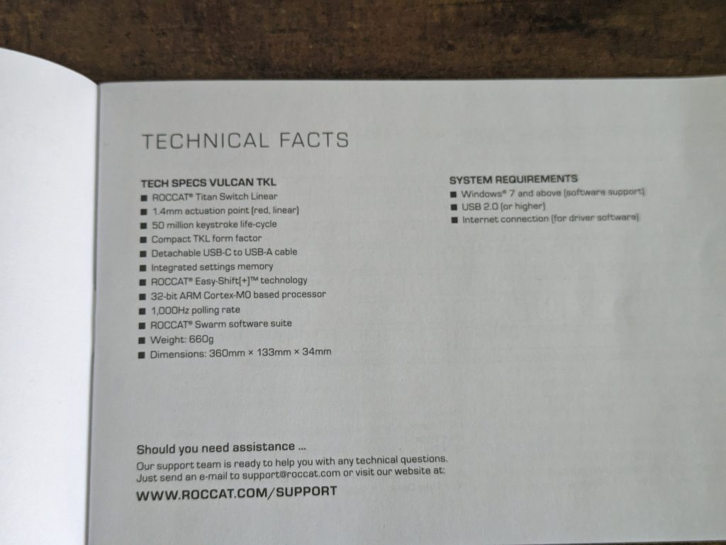 Anleitung der Roccat Vulcan TKL Gaming-Tastatur geöffnet in der Nahansicht