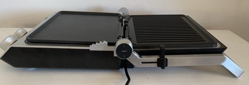 Gastroback 42537 Design BBQ Pro Kontaktgrill aufgeklappt als Flächengrill
