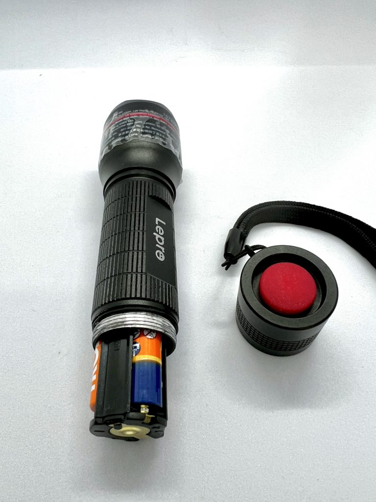 Lepro LE2000 Taschenlampe mit drei AAA-Batterien