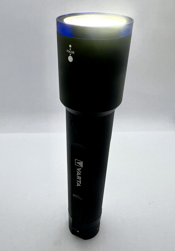 VARTA F40 NIGHT CUTTER Taschenlampe im Leuchtmodus