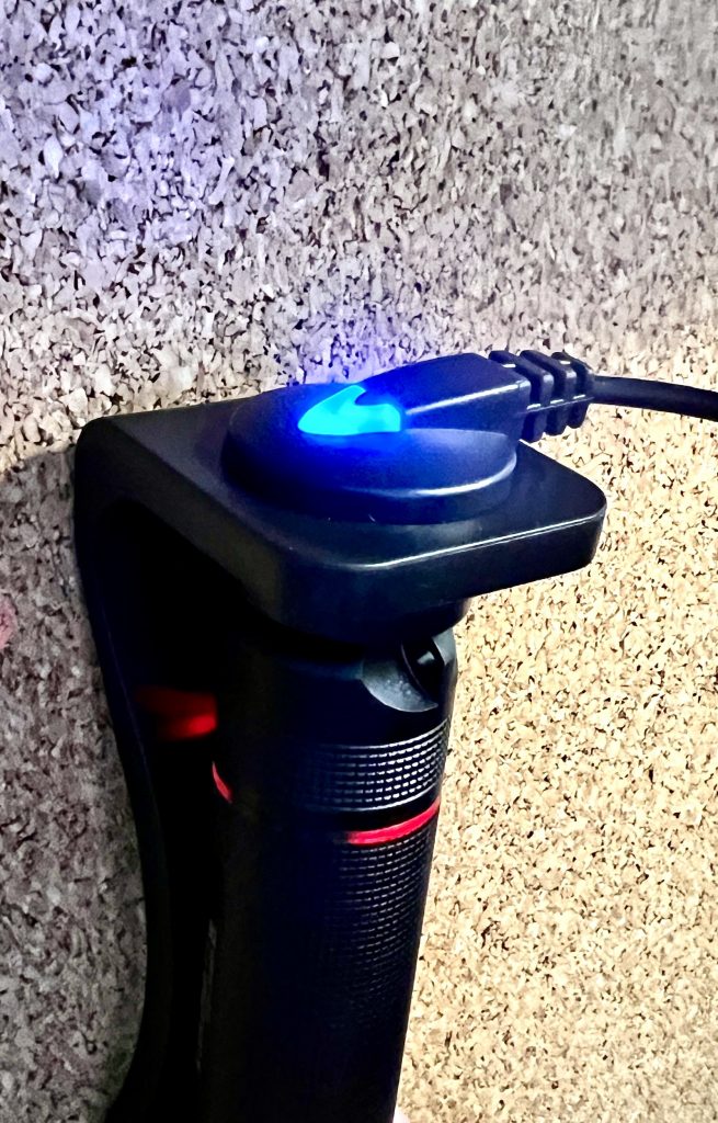 Die P7R Taschenlampe von Ledlenser beim Aufladen mit Floating Charge System