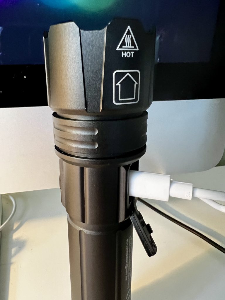 Shadowhawk DE-FR-S1476 Taschenlampe beim Aufladen