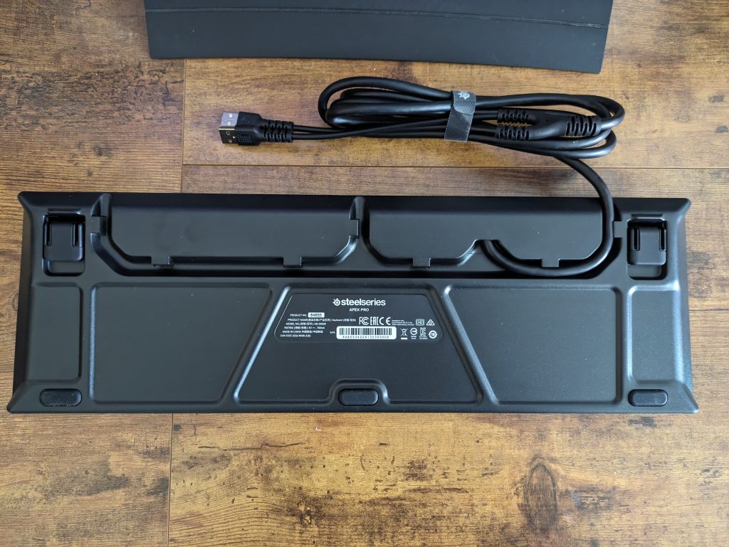 SteelSeries Apex Pro HyperMagnetic Gaming-Tastatur von unten