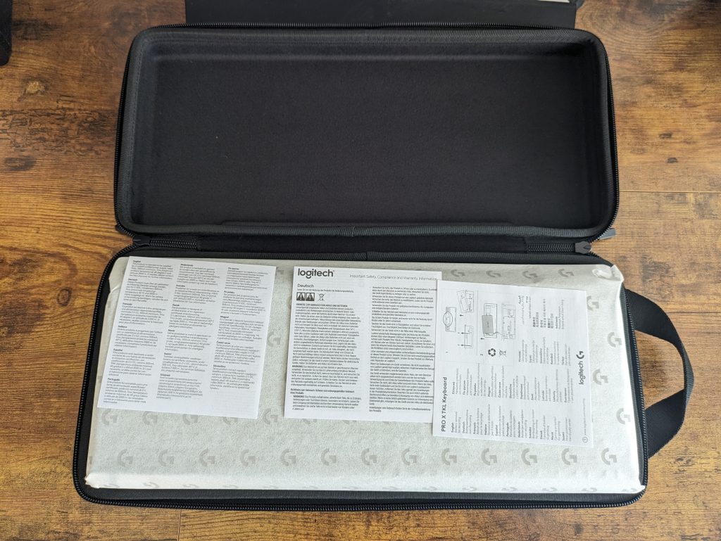 Transportkoffer der Logitech G PRO X TKL LIGHTSPEED Gaming-Tastatur geöffnet