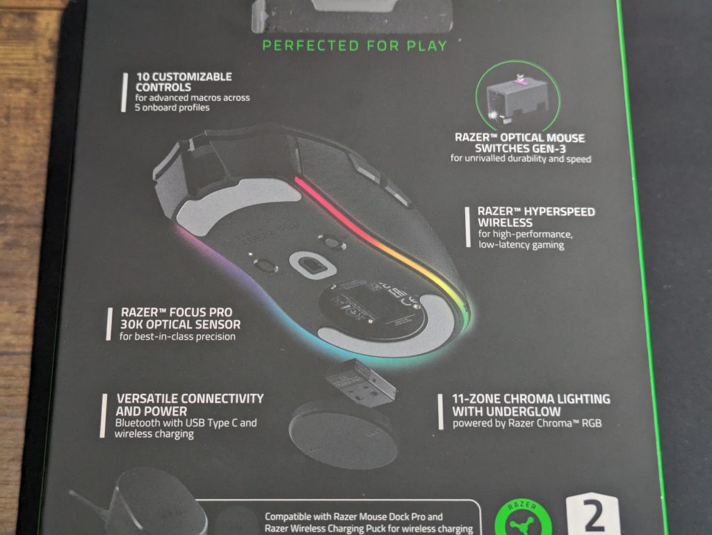 Verpackung der Razer Cobra Pro Gaming-Maus von hinten in der zweiten Nahansicht