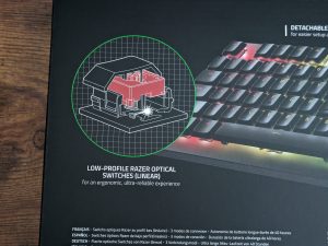 Verpackung der Razer Deathstalker V2 Pro Gaming-Tastatur von hinten in der Nahansicht
