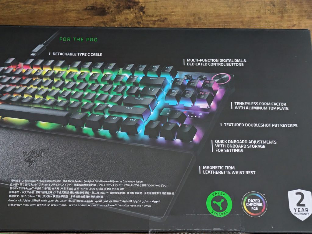 Verpackung der Razer Huntsman V3 Pro Tenkeyless Gaming-Tastatur von hinten in der Nahansicht