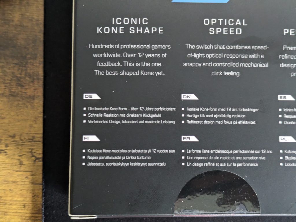 Verpackung der Roccat Kone Pro Air Gaming-Maus von hinten in der Nahansicht