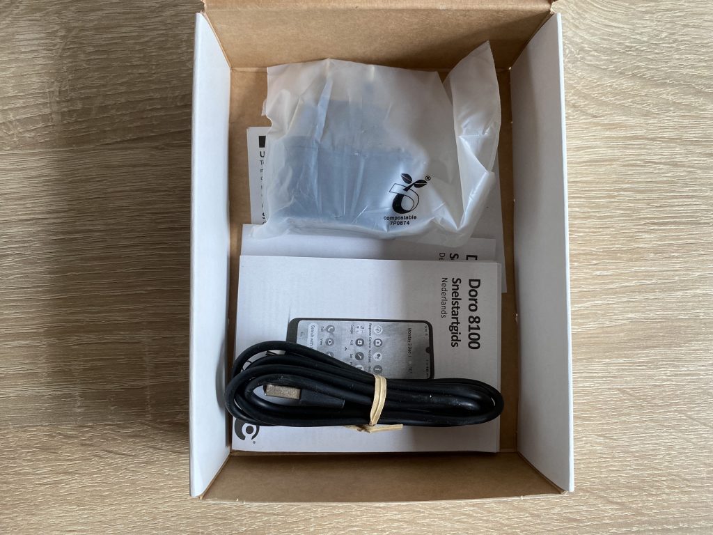 Doro 8100 4G Seniorenhandy in der Verpackung 2