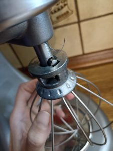 KitchenAid 5K45SSESL Küchenmaschine, Schneebesen installieren