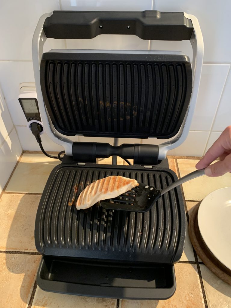 Tefal OptiGrill Elite GC750D16 Kontaktgrill beim Entnehmen des Hühnerfilets