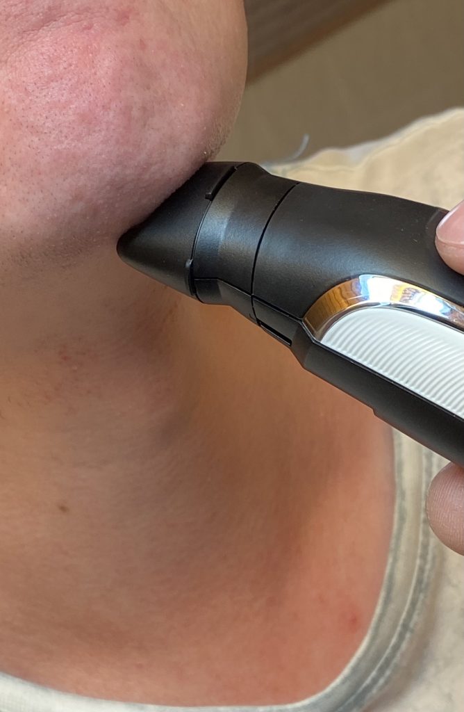 Remington Graphite Series G5 Haarschneider beim Rasieren mit Folienrasiereraufsatz