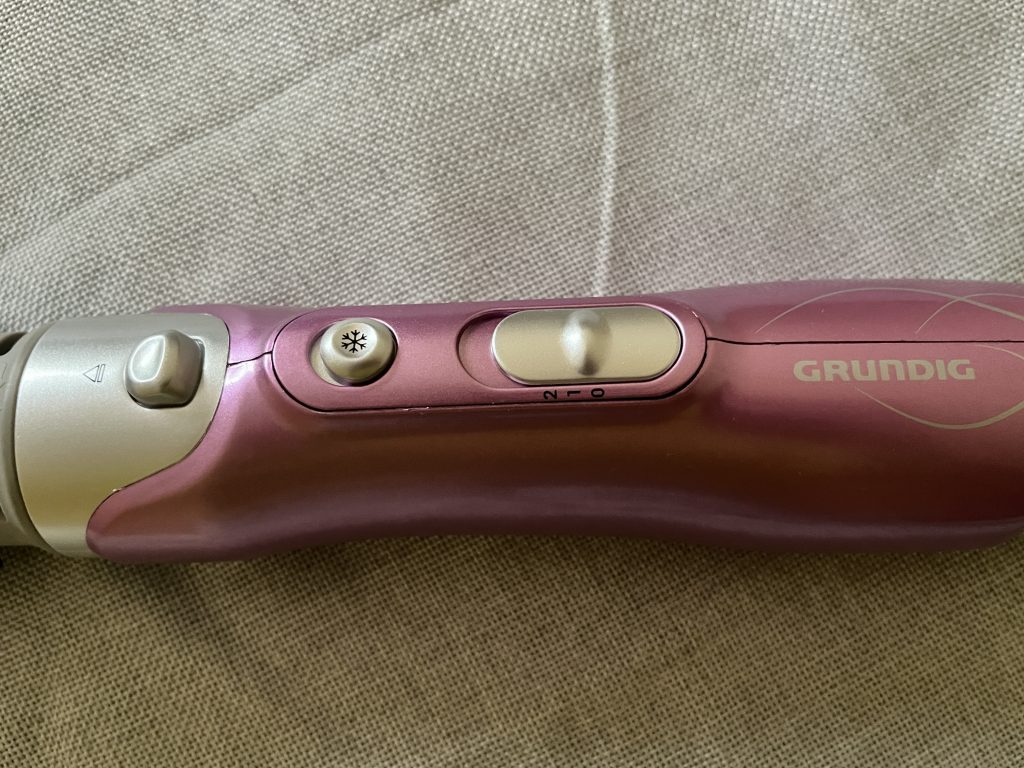 Grundig HS 6220 Warmluftbürste Nahansicht Bedienelemente
