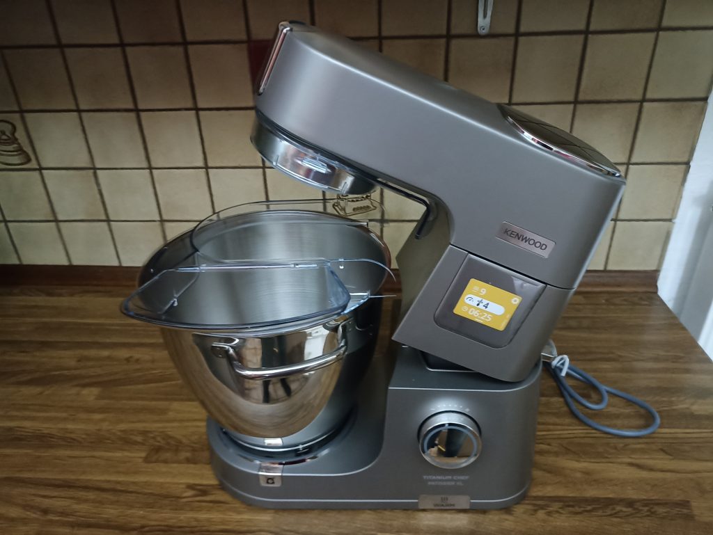 Kenwood Titanium Chef Patissier XL Küchenmaschine, Gerät heruntergeklappt