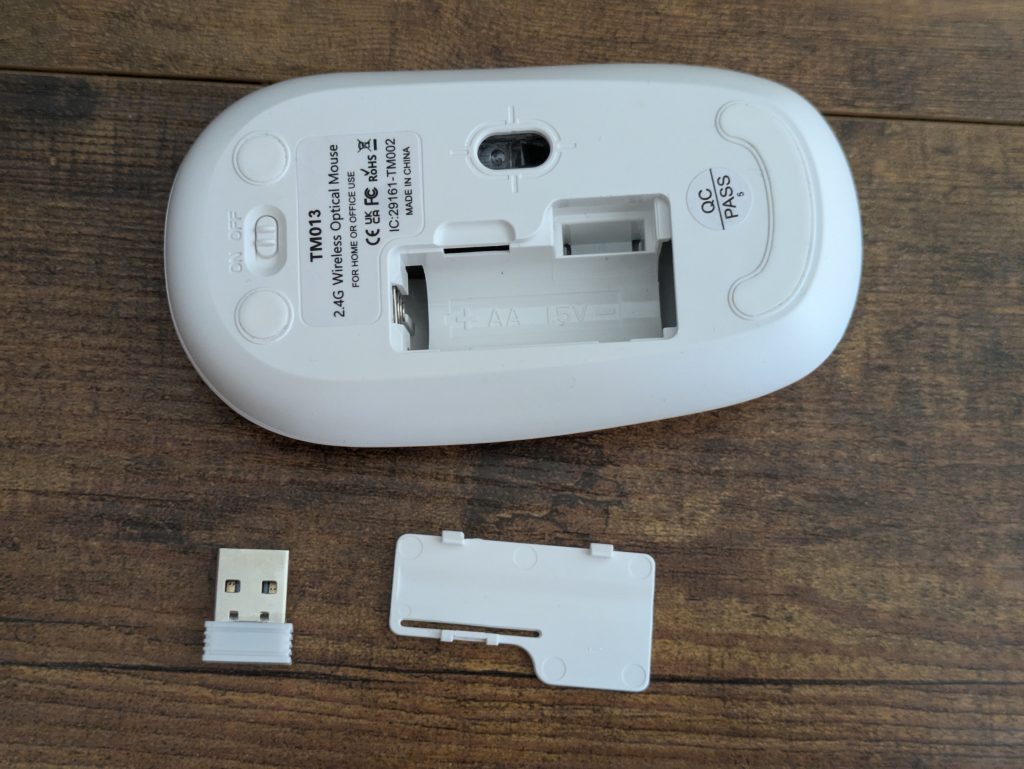 Maus der Cimetech KF10 Tastatur von unten mit Dongle