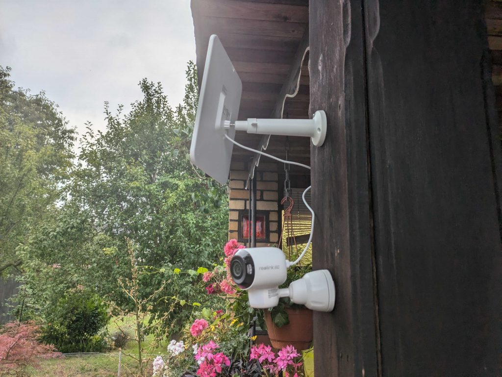 Reolink Argus 4 Pro+ Überwachungskamera mit Solarpanel von der Seite