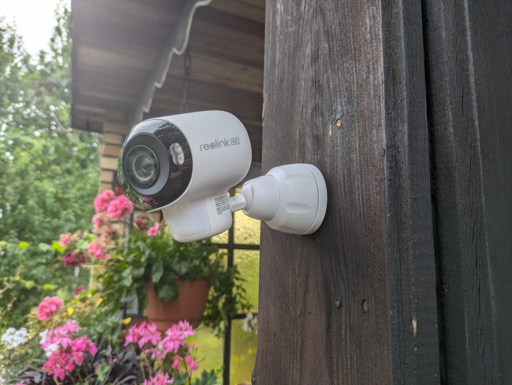 Reolink Argus 4 Pro+ Überwachungskamera montiert von der Seite