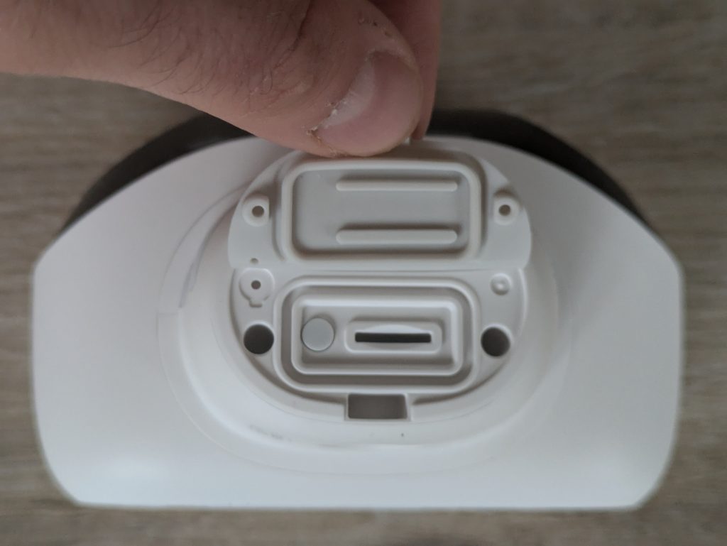 Reolink Argus 4 Pro+ Überwachungskamera von unten mit geöffneten Verschluss
