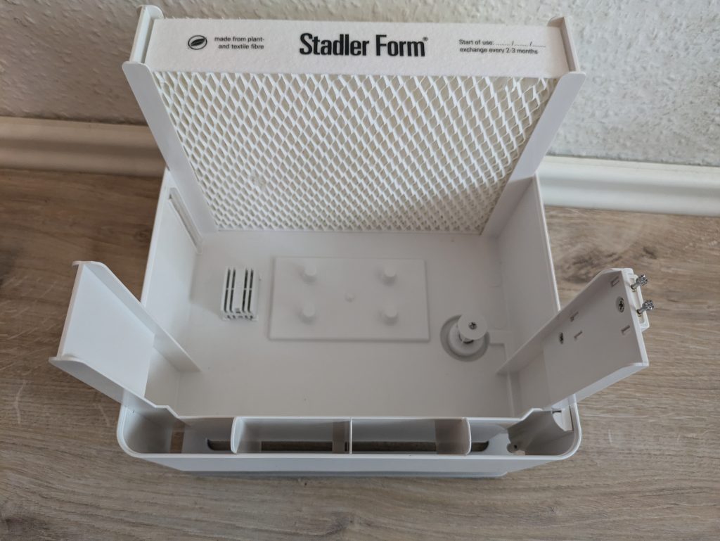 Stadler Form Oskar Luftbefeuchter von innen mit ausgebautem Filter