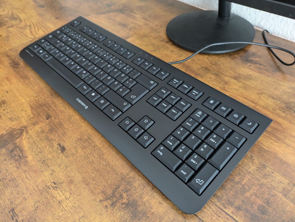 Titelbild der Cherry KC1000 Tastatur von rechts