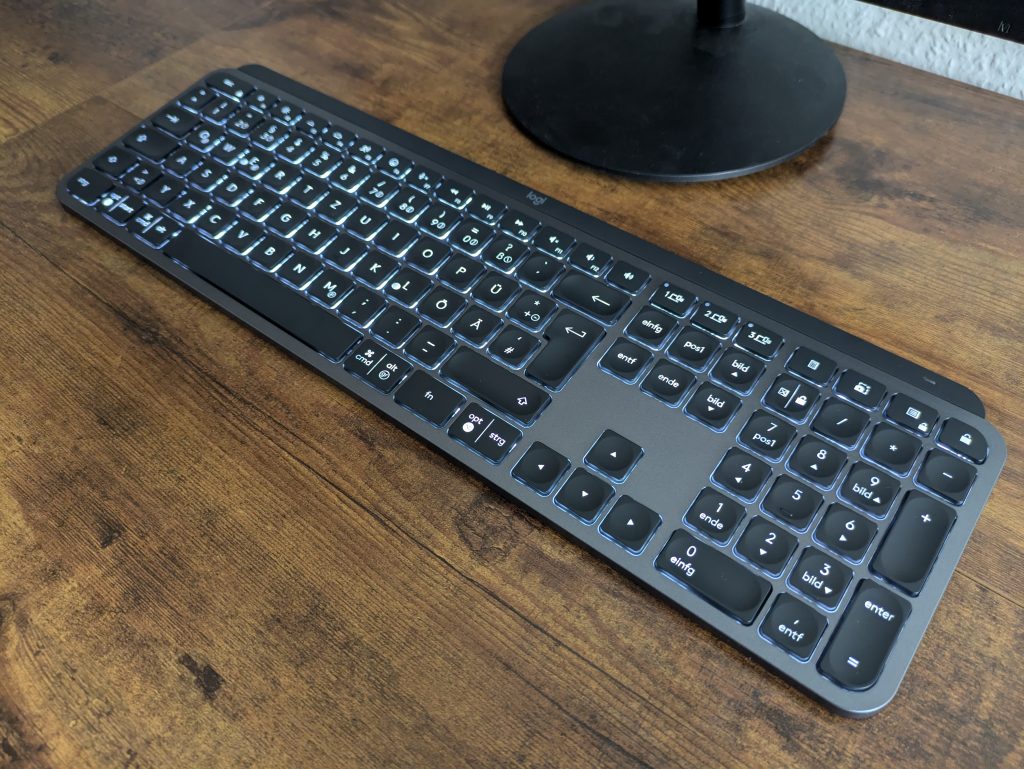 Titelbild der Logitech MX Keys S Tastatur von links