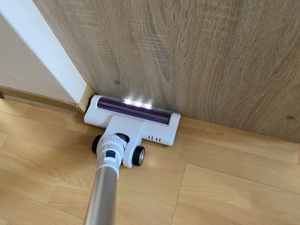 Eureka BR5 Akku-Staubsauger beim Saugen einer Ecke