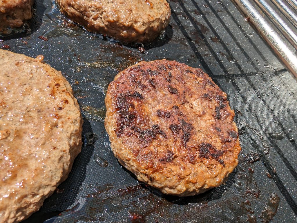 Char-Broil Evolve Electric E-Power Elektrogrill im Test mit Burgerfleisch