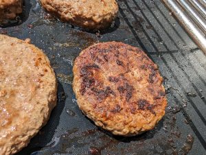Char-Broil Evolve Electric E-Power Elektrogrill im Test mit Burgerfleisch