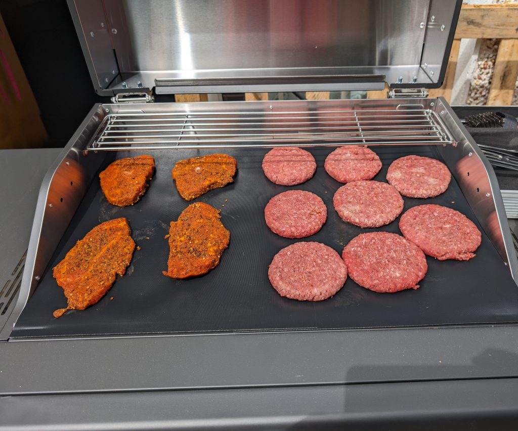 Char-Broil Evolve Electric E-Power Elektrogrill im Test mit Fleisch