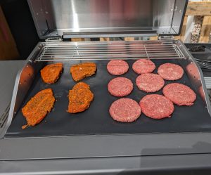 Char-Broil Evolve Electric E-Power Elektrogrill im Test mit Fleisch