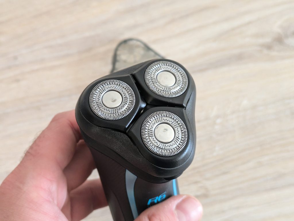 Kopf des Remington R6 Aqua Rasierers