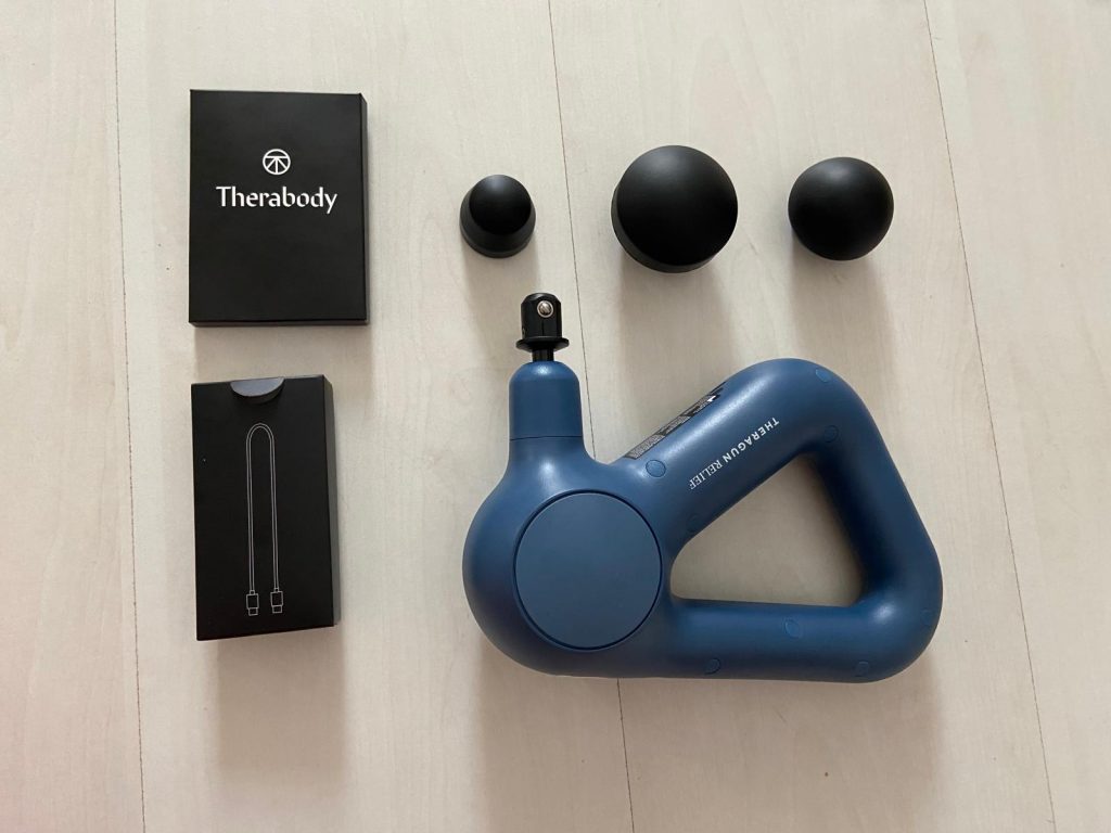 Lieferumfang der Theragun Relief Massagepistole
