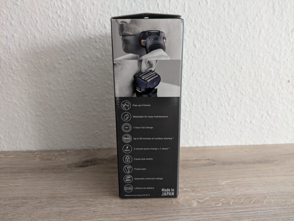 Verpackung des Panasonic ES-LV67A803 Rasierers von links