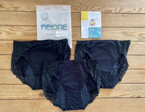 neonie by Intimate Portal Hipster-Panty Periodenunterwäsche mit Verpackungsbeutel und Produktflyer