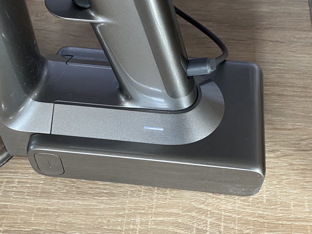 Dreame R20 Akku-Staubsauger beim Akkuladen