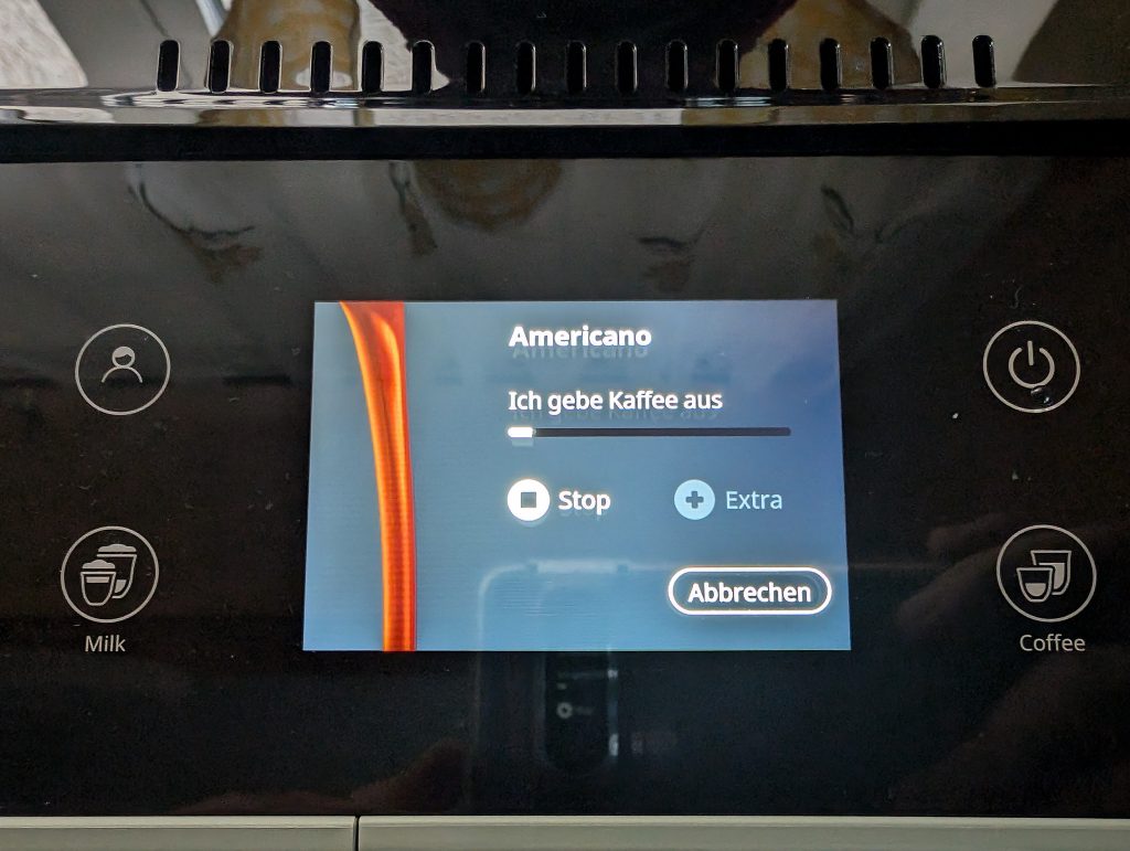 DeLonghi Rivelia EXAM441.55.GR Kaffeevollautomat Display im Einsatz