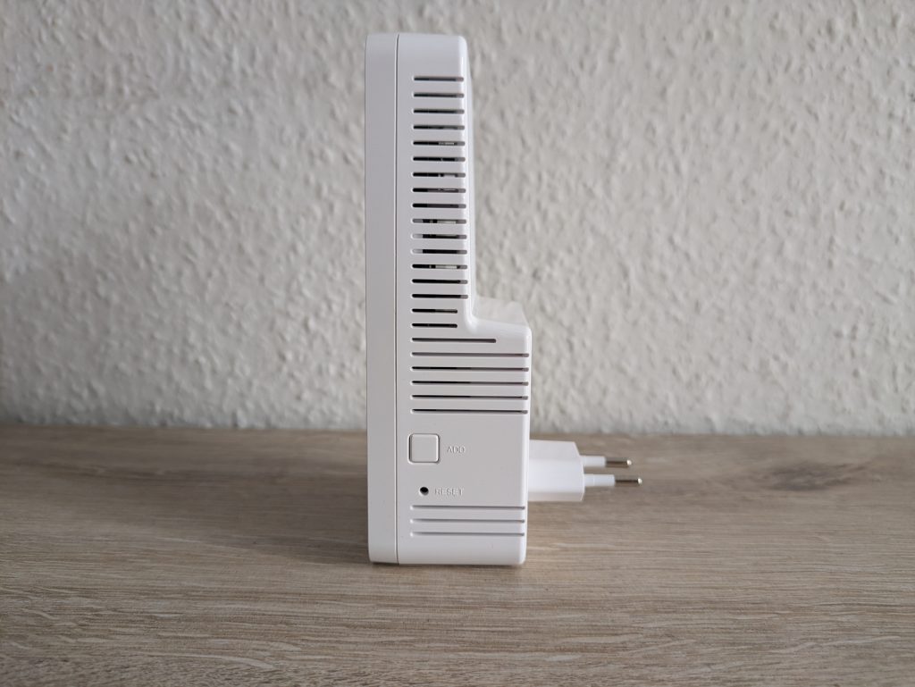 Devolo WiFi 6 3000 WLAN-Repeater von links