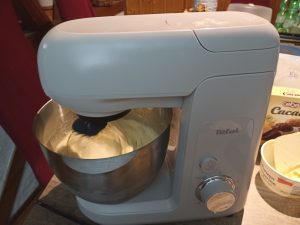 Tefal Bake Partner Küchenmaschine, bei der Zubereitung von Rührteig