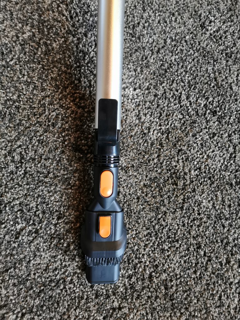 Inse S600 Akku-Staubsauger Polsterdüse am Saugrohr