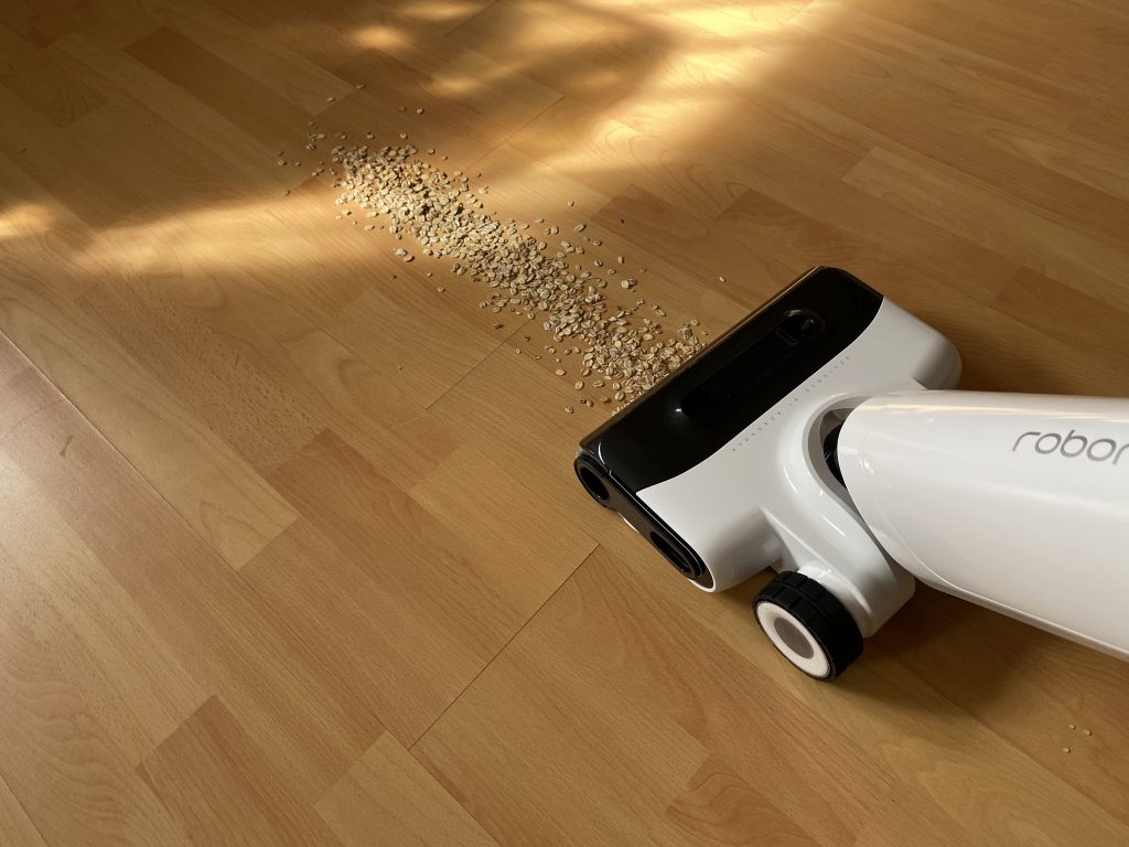 Roborock Flexi Pro Akku-Staubsauger beim Aufsaugen